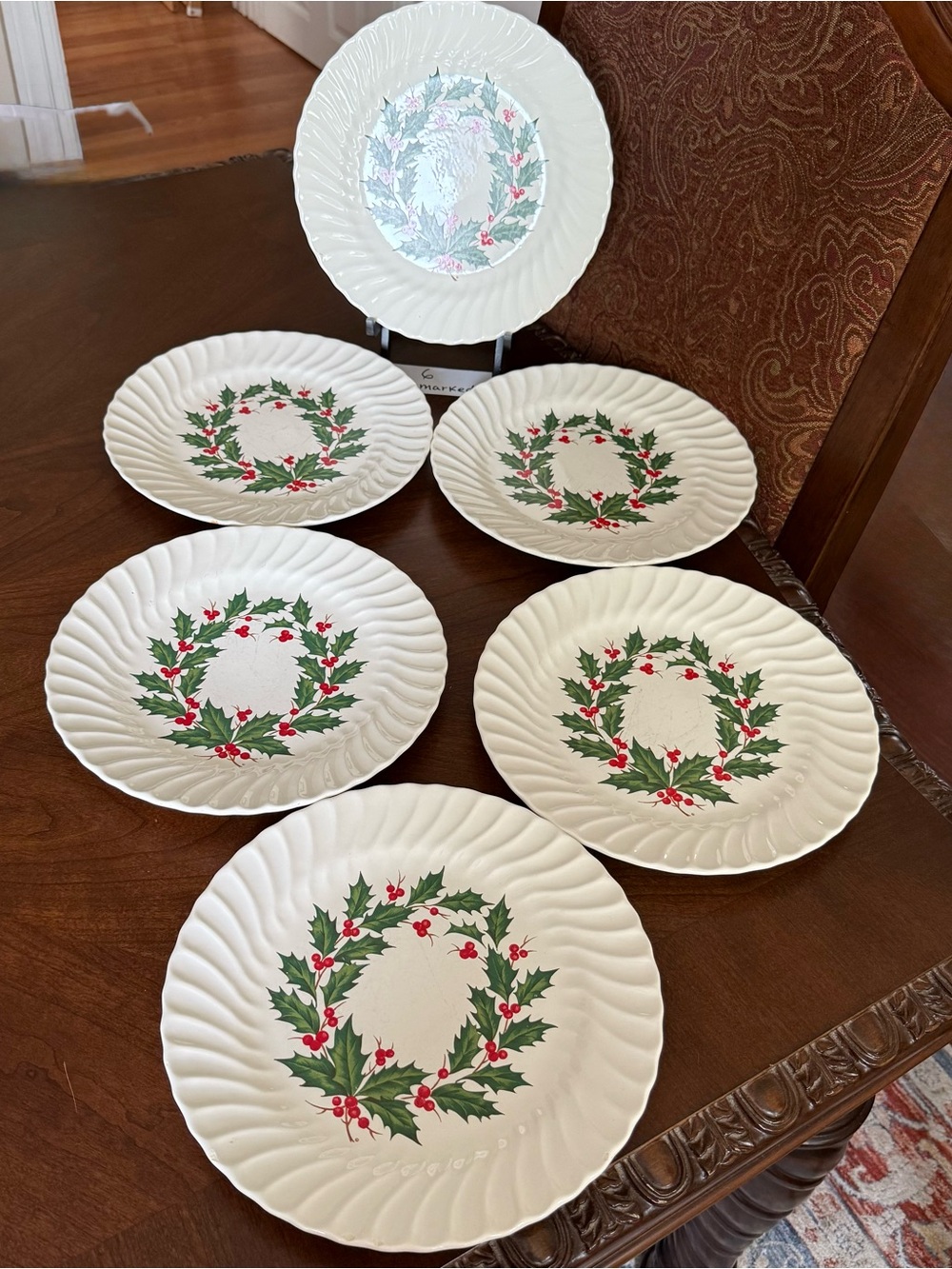 Set of 6 VTG Unmarked SCIO Holly Christmas Swirl Scalloped 10” Dinner Plates****